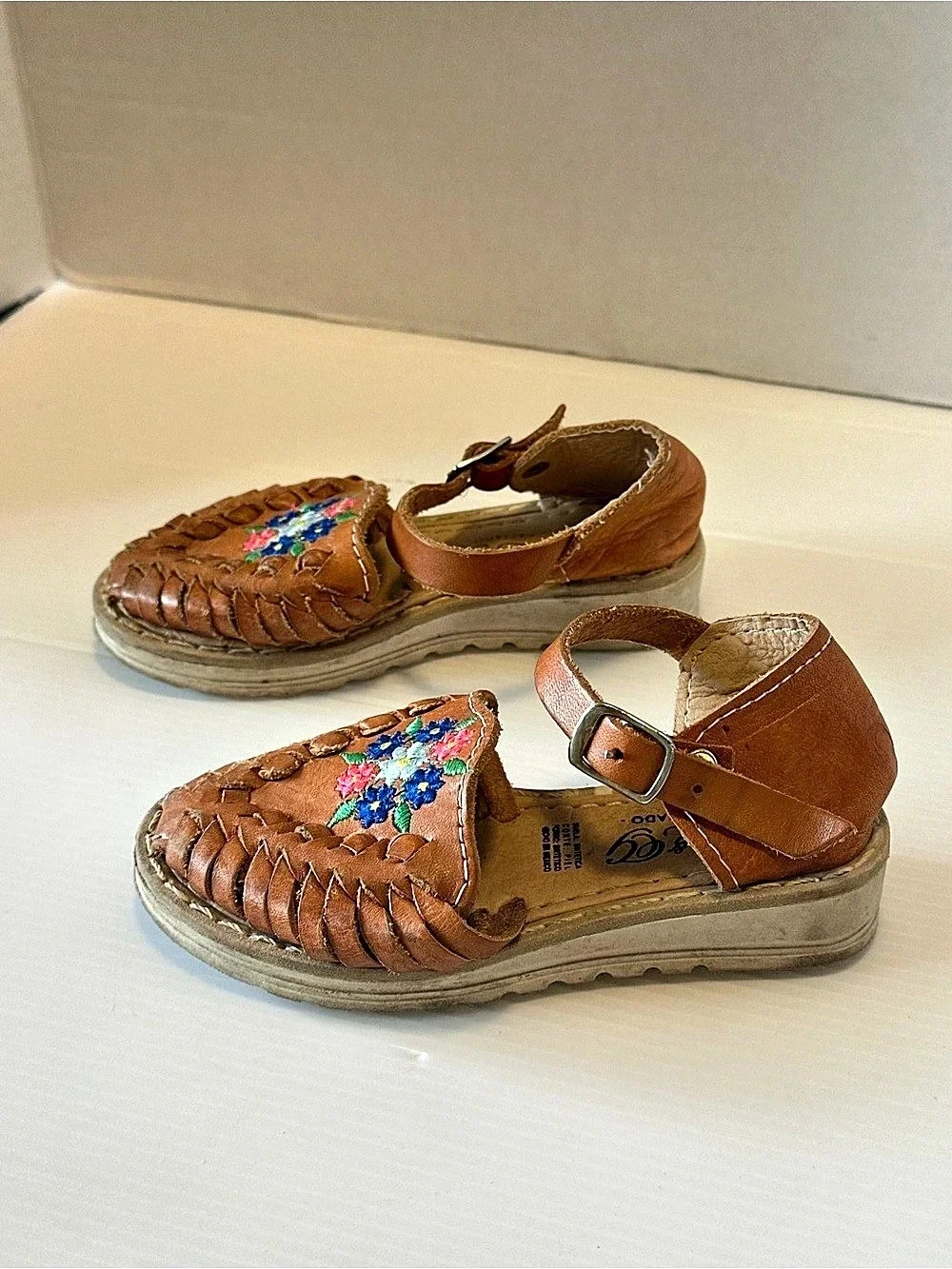 Calzado Coyote Embroidered Leather Sandals US 7c